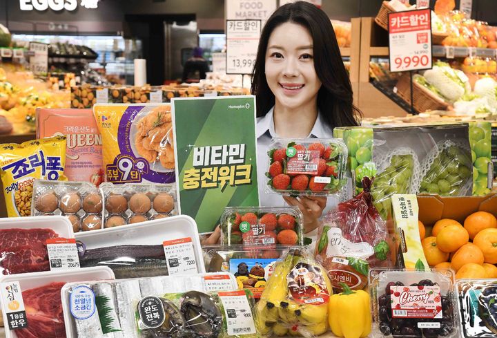 [서울=뉴시스] 황준선 기자 = 홈플러스는 본격적인 겨울의 시작을 앞두고 오는 20일부터 26일까지 ‘비타민 충전 위크’를 전개한다고 19일 밝혔다. 사진은 모델이 홈플러스 메가 푸드 마켓 라이브 강서점에서 비타민 충전 위크 행사 상품을 소개하고 있는 모습. (사진=홈플러스 제공) 2025.11.19. photo@newsis.com *재판매 및 DB 금지