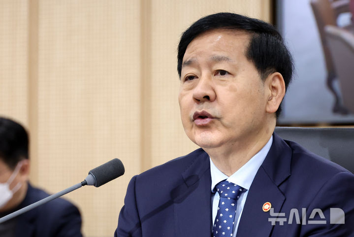 [세종=뉴시스] 강종민 기자 = 구윤철 경제부총리 겸 기획재정부 장관이 19일 세종시 정부세종청사에서 열린 경제관계장관회의에서 모두발언을 하고 있다. 2025.11.19. ppkjm@newsis.com