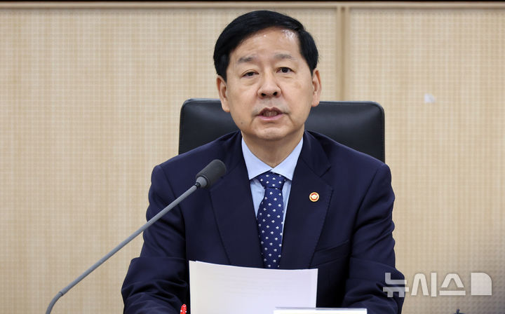 [세종=뉴시스] 강종민 기자 = 구윤철 부총리 겸 기획재정부 장관이 19일 세종시 정부세종청사에서 열린 경제관계장관회의에서 모두발언을 하고 있다. 2025.11.19. ppkjm@newsis.com