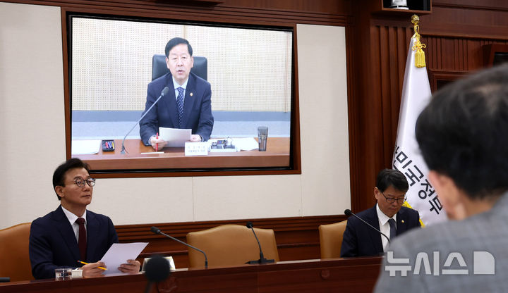 [서울=뉴시스] 추상철 기자 = 19일 오전 서울 종로구 정부서울청사에서 서울-세종간 영상으로 열린 경제관계장관회의에서 참석한 장관들이 화상을 통해 구윤철 경제부총리 겸 기획재정부 장관의 발언을 듣고 있다. 2025.11.19. scchoo@newsis.com