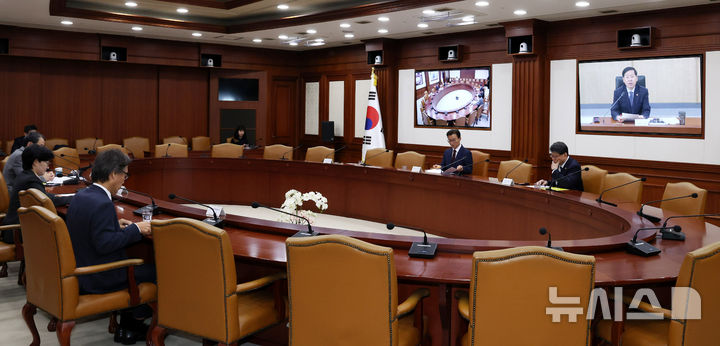 [서울=뉴시스] 추상철 기자 = 19일 오전 서울 종로구 정부서울청사에서 서울-세종간 영상으로 열린 경제관계장관회의에서 참석한 장관들이 화상을 통해 구윤철 부총리 겸 기획재정부 장관의 발언을 듣고 있다. 2025.11.19. scchoo@newsis.com