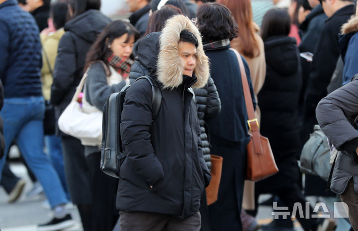 [서울=뉴시스] 김혜진 기자 = 영하권 날씨를 보인 19일 서울 종로구 광화문네거리에서 두꺼운 옷차림을 한 시민들이 이동하고 있다. 2025.11.19. jini@newsis.com