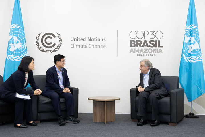 [서울=뉴시스] 황준선 기자 = 김성환 기후에너지환경부 장관이 18일(현지시간) 브라질 벨렝에서 열린 제30차 기후변화협약당사국총회(COP30)에 참석해 안토니우 구테흐스(Antonio Guterres) UN사무총장과 2035 국가온실가스감축목표 설정과 기후위기시대 한국의 역할을 논의하고 있다. (사진=기후에너지환경부 제공) 2025.11.19. photo@newsis.com *재판매 및 DB 금지