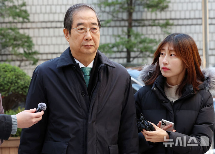 [서울=뉴시스] 이영환 기자 = 내란방조·위증 등의 혐의로 재판을 받고 있는 한덕수 전 국무총리가 19일 오전 서울 서초구 서울중앙지방법원에서 열린 10차 공판에 출석하고 있다. 2025.11.19. 20hwan@newsis.com