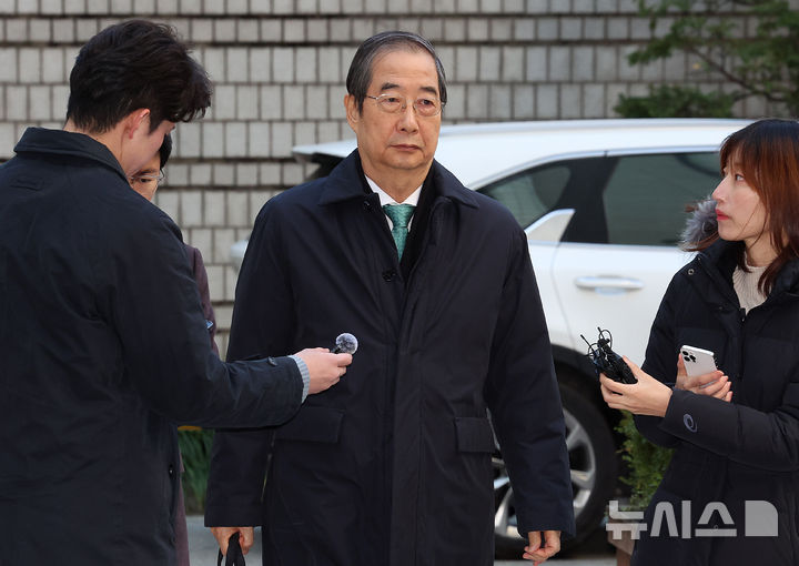 [서울=뉴시스] 이영환 기자 = 내란방조·위증 등의 혐의로 재판을 받고 있는 한덕수 전 국무총리가 19일 오전 서울 서초구 서울중앙지방법원에서 열린 10차 공판에 출석하고 있다. 2025.11.19. 20hwan@newsis.com