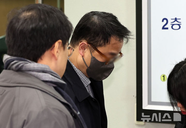 [서울=뉴시스] 이영환 기자 = 윤석열 전 대통령의 부인 김건희 여사의 오빠인 김진우씨가 19일 오전 서울 서초구 서울중앙지방법원에서 열린 구속 전 피의자 심문(영장실질심사)에 출석하고 있다.2025.11.19. 20hwan@newsis.com