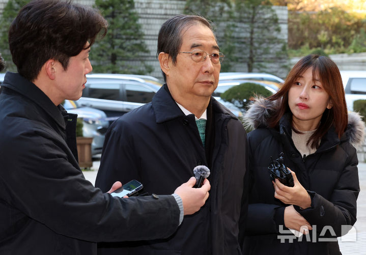 [서울=뉴시스] 이영환 기자 = 내란방조·위증 등의 혐의로 재판을 받고 있는 한덕수 전 국무총리가 19일 오전 서울 서초구 서울중앙지방법원에서 열린 10차 공판에 출석하고 있다. 2025.11.19. 20hwan@newsis.com