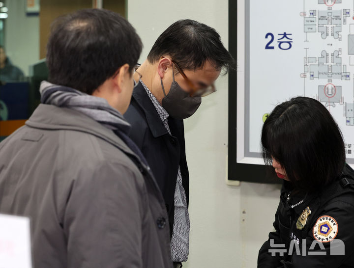 [서울=뉴시스] 이영환 기자 = 윤석열 전 대통령의 부인 김건희 여사의 오빠인 김진우씨가 19일 오전 서울 서초구 서울중앙지방법원에서 열린 구속 전 피의자 심문(영장실질심사)에 출석하고 있다.2025.11.19. 20hwan@newsis.com