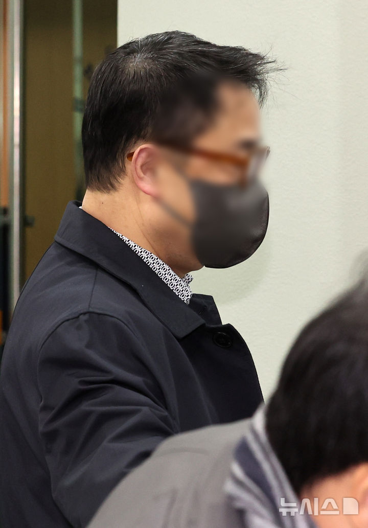 [서울=뉴시스] 이영환 기자 = 윤석열 전 대통령의 부인 김건희 여사의 오빠인 김진우씨가 19일 오전 서울 서초구 서울중앙지방법원에서 열린 구속 전 피의자 심문(영장실질심사)에 출석하고 있다.2025.11.19. 20hwan@newsis.com