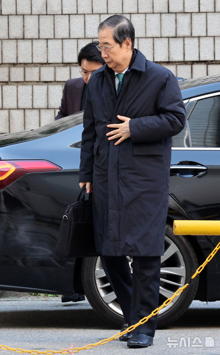 [서울=뉴시스] 이영환 기자 = 내란방조·위증 등의 혐의로 재판을 받고 있는 한덕수 전 국무총리가 19일 오전 서울 서초구 서울중앙지방법원에서 열린 10차 공판에 출석하고 있다. 2025.11.19. 20hwan@newsis.com