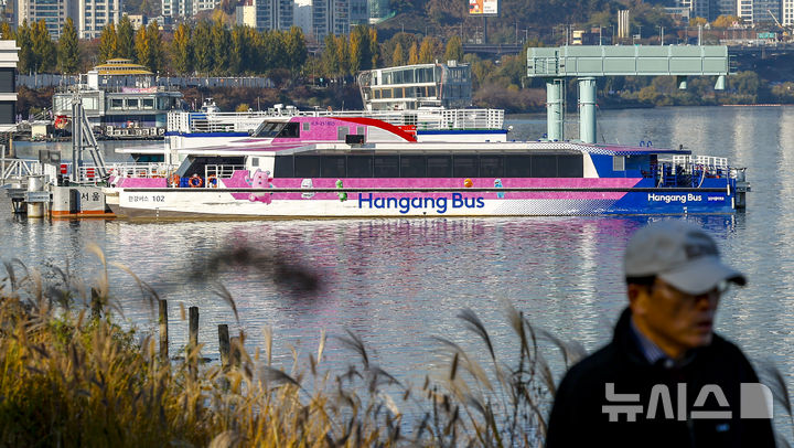 [서울=뉴시스] 정병혁 기자 = 19일 서울 송파구 잠실도선장에 한강버스 102호가 정박되어 있다. 지난 15일 잠실선착장 인근에서 강바닥에 걸려 멈췄던 한강버스가 도선장으로 이동됐다. 서울시는 이날 저녁 만조 시점에 자력이동 또는 예인선 작업을 통해 인양하려 했으나 지난 18일 한강 수위가 올라 자력 이동으로 도선장으로 이동했다"고 밝혔다. 2025.11.19. jhope@newsis.com