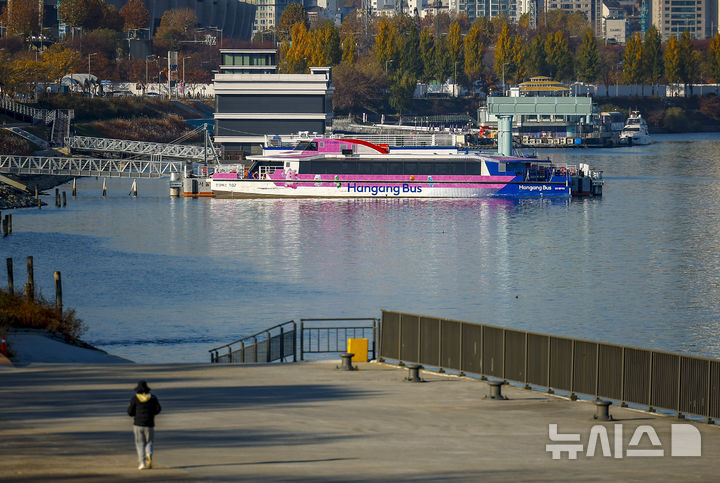 [서울=뉴시스] 정병혁 기자 = 19일 서울 송파구 잠실도선장에 한강버스 102호가 정박되어 있다. 지난 15일 잠실선착장 인근에서 강바닥에 걸려 멈췄던 한강버스가 도선장으로 이동됐다. 서울시는 이날 저녁 만조 시점에 자력이동 또는 예인선 작업을 통해 인양하려 했으나 지난 18일 한강 수위가 올라 자력 이동으로 도선장으로 이동했다"고 밝혔다. 2025.11.19. jhope@newsis.com