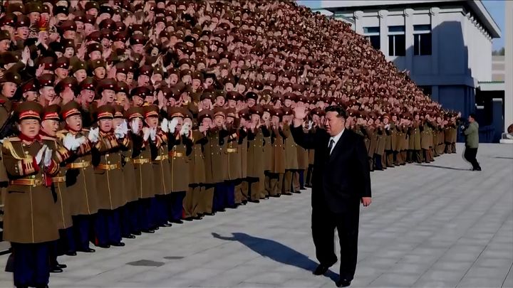 [서울=뉴시스] 김정은 북한 국무위원장이 지난 18일 사회안전기관 창립 80돌 즈음에 국가보위성을 축하 방문했다고 조선중앙TV가 19일 보도했다. (사진=조선중앙TV 캡처) 2025.11.19. photo@newsis.com *재판매 및 DB 금지