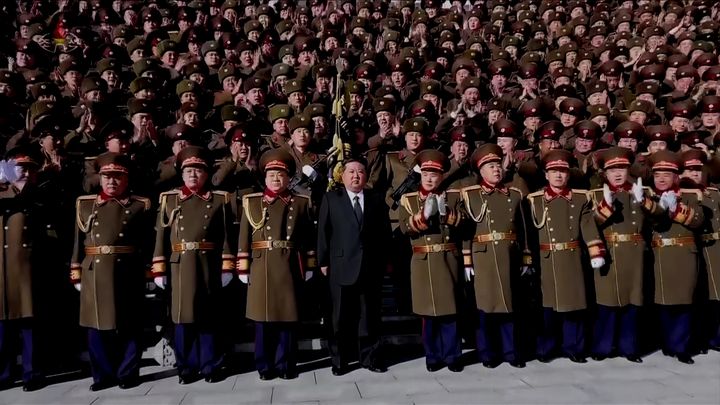 [서울=뉴시스] 김정은 북한 국무위원장이 지난 18일 사회안전기관 창립 80돌 즈음에 국가보위성을 축하 방문했다고 조선중앙TV가 19일 보도했다. (사진=조선중앙TV 캡처) 2025.11.19. photo@newsis.com *재판매 및 DB 금지