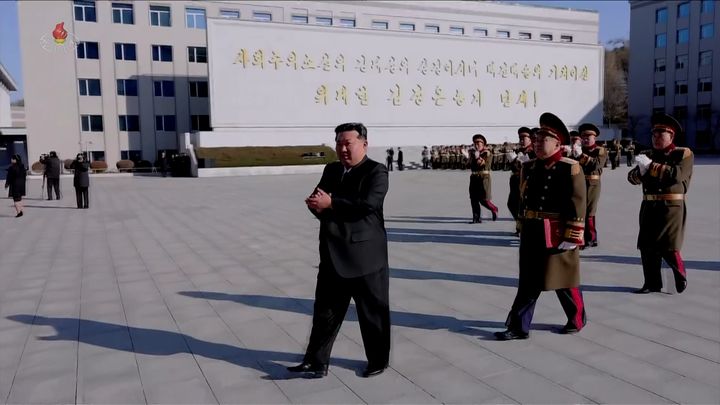 [서울=뉴시스] 김정은 북한 국무위원장이 지난 18일 사회안전기관 창립 80돌 즈음에 국가보위성을 축하 방문했다고 조선중앙TV가 19일 보도했다. (사진=조선중앙TV 캡처) 2025.11.19. photo@newsis.com *재판매 및 DB 금지