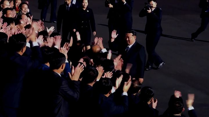 [서울=뉴시스] 김정은 북한 국무위원장이 지난 18일 사회안전기관 창립 80돌 즈음에 최고재판소를 축하 방문했다고 조선중앙TV가 19일 보도했다. (사진=조선중앙TV 캡처) 2025.11.19. photo@newsis.com *재판매 및 DB 금지