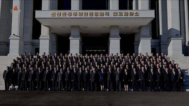 [서울=뉴시스] 김정은 북한 국무위원장이 지난 18일 사회안전기관 창립 80돌 즈음에 최고재판소를 축하 방문했다고 조선중앙TV가 19일 보도했다. (사진=조선중앙TV 캡처) 2025.11.19. photo@newsis.com *재판매 및 DB 금지