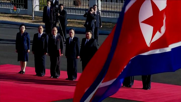 [서울=뉴시스] 김정은 북한 국무위원장이 지난 18일 사회안전기관 창립 80돌 즈음에 최고재판소를 축하 방문했다고 조선중앙TV가 19일 보도했다. (사진=조선중앙TV 캡처) 2025.11.19. photo@newsis.com *재판매 및 DB 금지