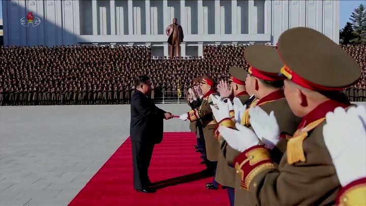 [서울=뉴시스] 김정은 북한 국무위원장이 지난 18일 사회안전기관 창립 80돌 즈음에 국가보위성을 축하 방문했다고 조선중앙TV가 19일 보도했다. (사진=조선중앙TV 캡처) 2025.11.19. photo@newsis.com *재판매 및 DB 금지