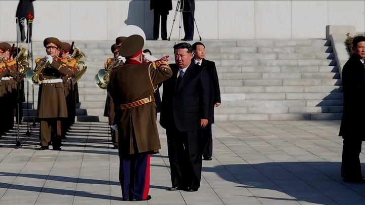 [서울=뉴시스] 김정은 북한 국무위원장이 지난 18일 사회안전기관 창립 80돌 즈음에 국가보위성을 축하 방문했다고 조선중앙TV가 19일 보도했다. (사진=조선중앙TV 캡처) 2025.11.19. photo@newsis.com *재판매 및 DB 금지