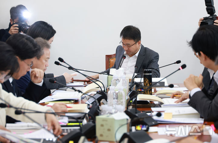 [서울=뉴시스] 고승민 기자 = 한병도 국회 예결위원장이 19일 서울 여의도 국회에서 열린 예산결산특별위원회 예산안등조정소위원회에서 안건을 상정하고 있다. 2025.11.19. kkssmm99@newsis.com