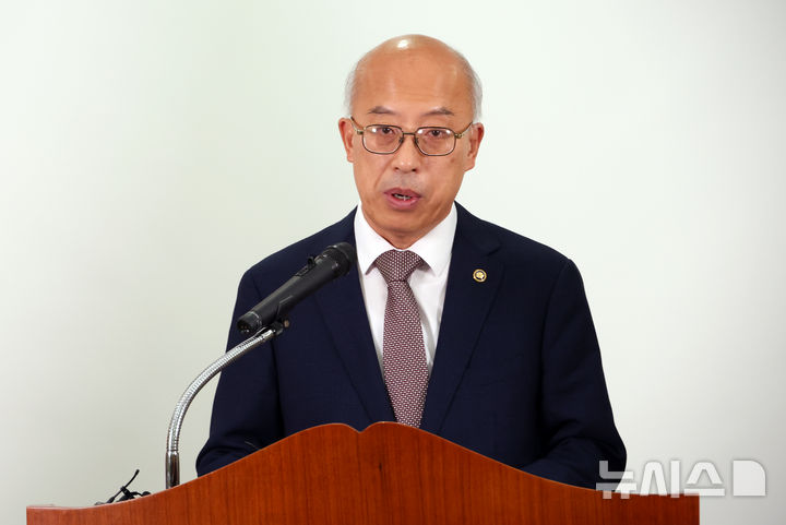 [세종=뉴시스] 강종민 기자 = 조원철 법제처장이 19일 세종시 정부세종청사에서 정기국회에서 국정과제 법안이 차질 없이 통과될 수 있도록 각 부처에 대한 입법 지원을 강화하겠다고 밝히고 있다. 2025.11.19. ppkjm@newsis.com