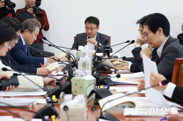 [서울=뉴시스] 고승민 기자 = 한병도 국회 예결위원장이 19일 서울 여의도 국회에서 열린 예산결산특별위원회 예산안등조정소위원회를 주재하고 있다. 2025.11.19. kkssmm99@newsis.com