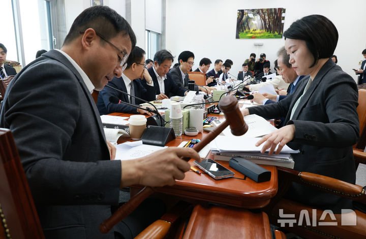 [서울=뉴시스] 고승민 기자 = 한병도 국회 예결위원장이 19일 서울 여의도 국회에서 예산결산특별위원회 예산안등조정소위원회를 개의하고 있다. 2025.11.19. kkssmm99@newsis.com