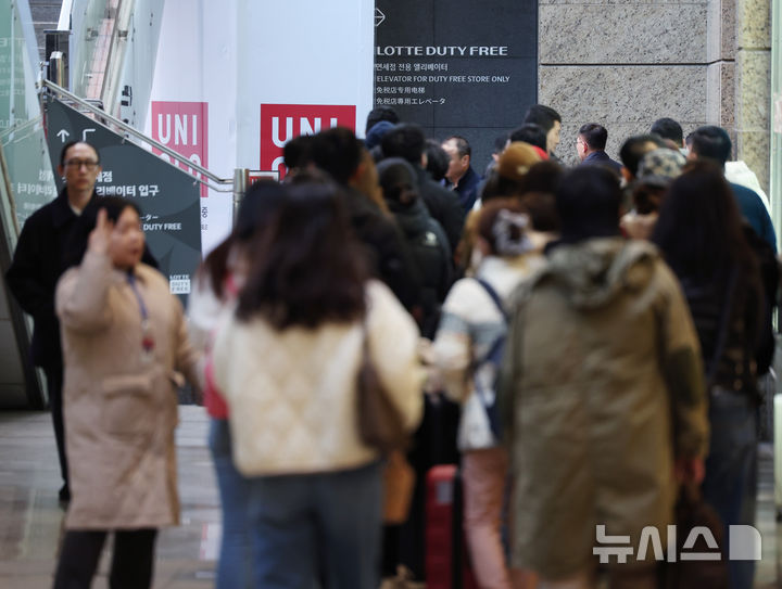 [서울=뉴시스] 다카이치 사나에 일본 총리의 '대만 유사시 개입 가능' 발언 여파로 중일 관계가 냉각된 가운데, 이재명 대통령의 방중 외교 효과에 힘입어 한국이 올해 중국 관광객들이 가장 선호하는 해외 여행지로 떠오를 것이란 전망이 나왔다. 사진은 서울 중구 롯데면세점 명동점에서 중국인들이 입장을 위해 대기하는 모습. 2026.01.09