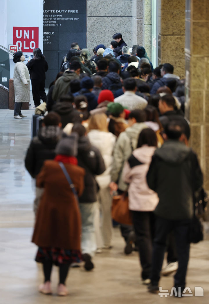 [서울=뉴시스] 김진아 기자 = 지난 9월 말 시행된 중국인 단체관광객의 무비자 입국 허용과 개별 관광객 증가로 면세점 수요가 늘어나는 가운데 19일 서울 중구 롯데면세점 명동점에서 중국인들이 입장을 위해 대기하고 있다. 2025.11.19. bluesoda@newsis.com