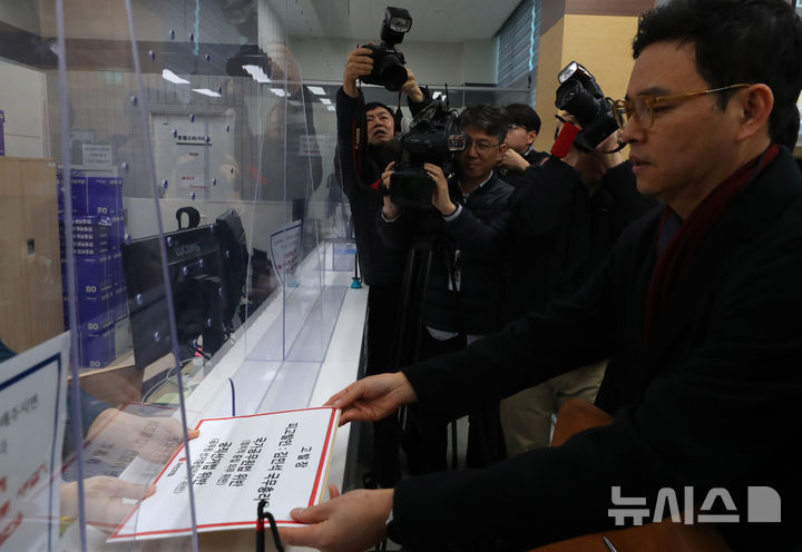 [서울=뉴시스] 김혜진 기자 = 박정훈 국민의힘 의원을 비롯한 국민의힘 서울지역·국회 행정안전위원회 소속 의원들이 19일 서울 종로구 서울경찰청 민원실에서 김민석 국무총리 관권선거 개입 고발장을 제출하고 있다. 2025.11.19. jini@newsis.com