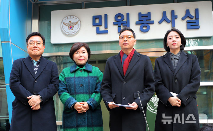 [서울=뉴시스] 김혜진 기자 = 박정훈(왼쪽 세번째) 국민의힘 의원을 비롯한 국민의힘 서울지역·국회 행정안전위원회 소속 의원들이 19일 서울 종로구 서울경찰청 민원실에서 김민석 국무총리 관권선거 개입 고발장 제출을 마치고 취재진의 질문에 답하고 있다. 왼쪽부터 서범수, 조은희, 박정훈, 배현진 국민의힘 의원. 2025.11.19. jini@newsis.com