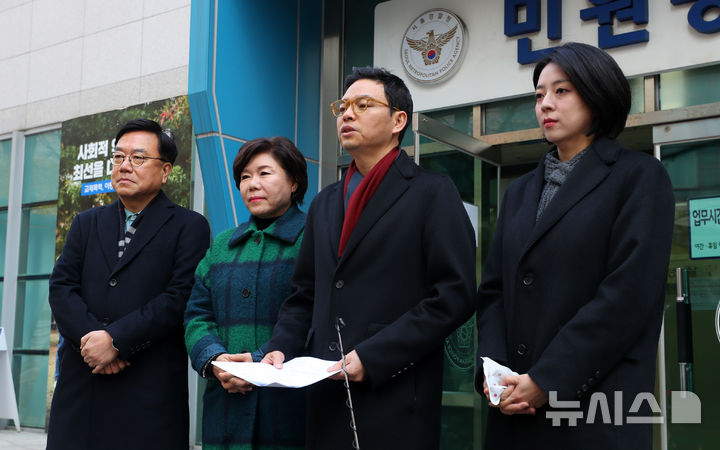 [서울=뉴시스] 김혜진 기자 = 박정훈(왼쪽 세번째) 국민의힘 의원을 비롯한 국민의힘 서울지역·국회 행정안전위원회 소속 의원들이 19일 서울 종로구 서울경찰청 민원실에서 김민석 국무총리 관권선거 개입 고발장 제출을 마치고 취재진의 질문에 답하고 있다.  왼쪽부터 서범수, 조은희, 박정훈, 배현진 국민의힘 의원. 2025.11.19. jini@newsis.com