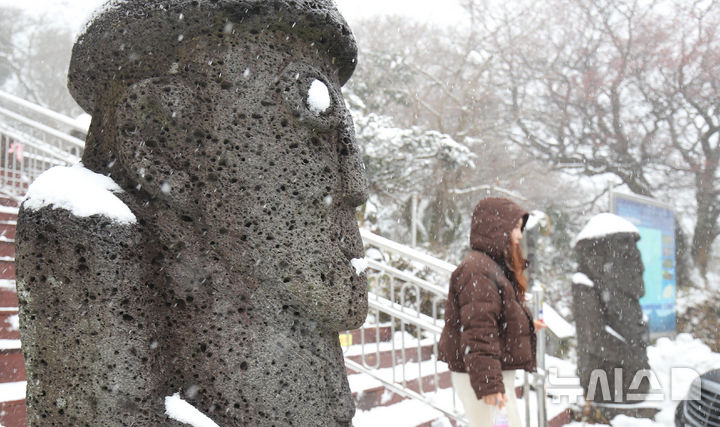 [제주=뉴시스] 우장호 기자 = 추운 날씨를 보인 19일 오전 제주 한라산 1100고지 휴게소를 찾은 관광객들이 아직 이른 겨울 정취를 만끽하고 있다. 2025.11.19. woo1223@newsis.com