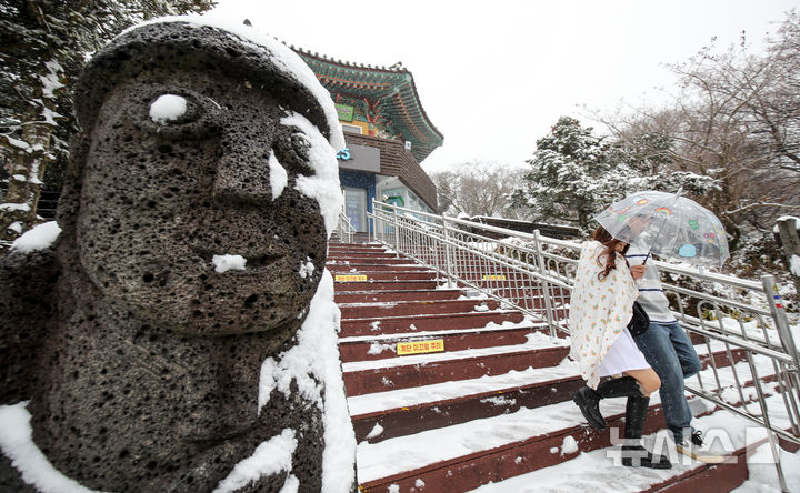 한라산 25㎝ 이상 폭설 예보…제주 육상·해상 강풍