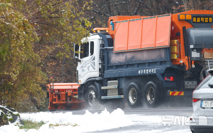 [제주=뉴시스] 우장호 기자 = 추운 날씨를 보인 19일 오전 제주 한라산 어리목 탐방로 입구 인근 도로에서 제설작업이 이뤄지고 있다. 2025.11.19. woo1223@newsis.com