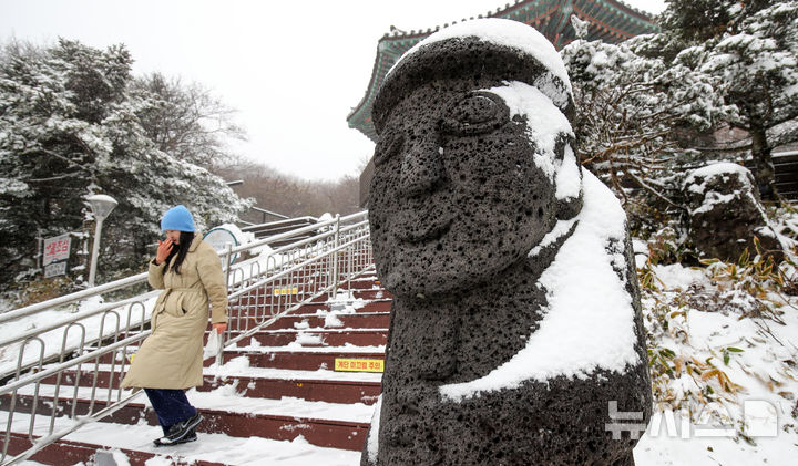 [제주=뉴시스] 우장호 기자 = 추운 날씨를 보인 19일 오전 제주 한라산 1100고지 휴게소를 찾은 관광객들이 아직 이른 겨울 정취를 만끽하고 있다. 2025.11.19. woo1223@newsis.com