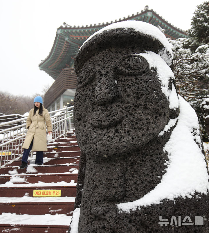 [제주=뉴시스] 우장호 기자 = 추운 날씨를 보인 19일 오전 제주 한라산 1100고지 휴게소를 찾은 관광객들이 아직 이른 겨울 정취를 만끽하고 있다. 2025.11.19. woo1223@newsis.com