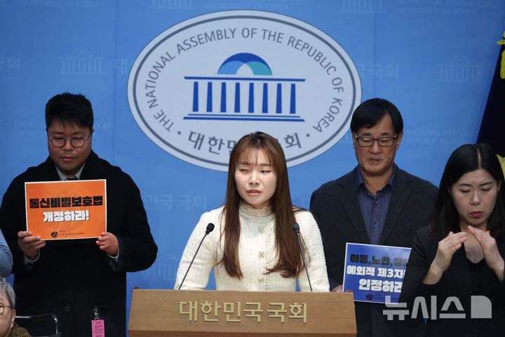 [서울=뉴시스] 조성봉 기자 = 김예지 국민의힘 의원이 19일 오전 서울 여의도 국회 소통관에서 열린 '학대에 취약한 아동, 노인, 중증장애인을 위한 법안 발의 기자회견' 에서 발언을 하고 있다. 2025.11.19. suncho21@newsis.com