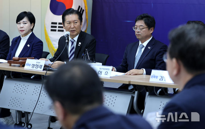 [대구=뉴시스] 이무열 기자 = 정청래 더불어민주당 대표가 19일 대구 중구 더불어민주당 대구시당에서 열린 제184차 대구 현장 최고위원회의에서 발언하고 있다. 2025.11.19. lmy@newsis.com