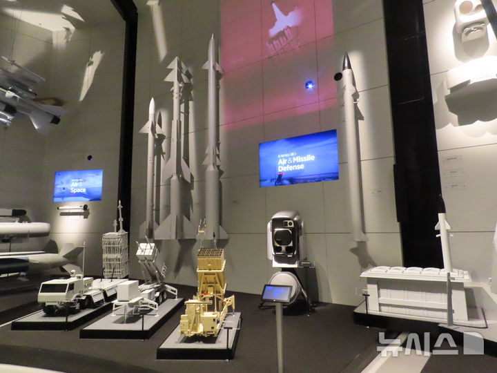 [이스라엘 하이파=뉴시스] 최명수 기자 = 이스라엘 하이파 외곽에 있는 라파엘 연구개발·제조단지(Rafael facility centered on manufacturing and R&D)내 전시관. 한국 언론에 처음으로 공개된 이 전시관에서는 다윗의 돌팔매, 아이언돔, 씨돔, 아이언빔 등의 모형을 한꺼번에 볼 수 있다. (사진 = 라파엘 제공) 2025.11.13. apollon@newsis.com