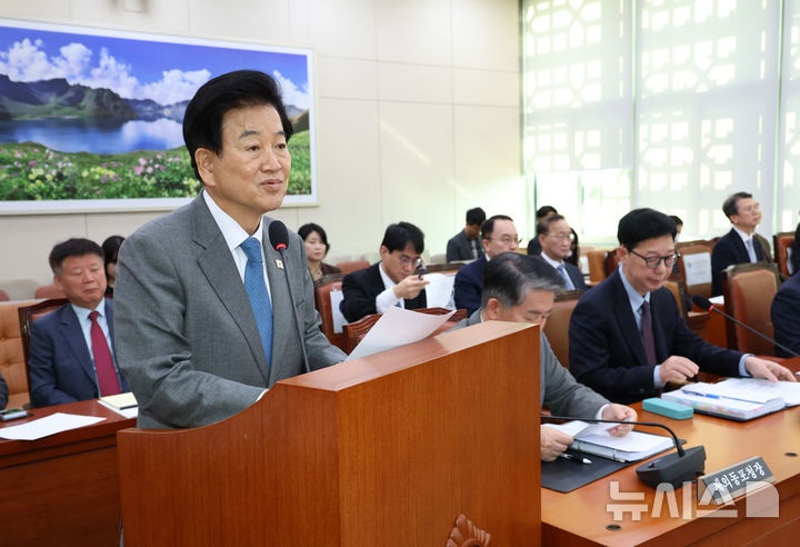 [서울=뉴시스] 김금보 기자 = 정동영 통일부 장관이 19일 오전 서울 여의도 국회에서 열린 외교통일위원회 전체회의에서 2026년도 예산안 의결에 대한 인사말을 하고 있다. 2025.11.19. kgb@newsis.com