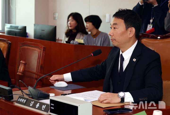 [서울=뉴시스] 조성봉 기자= 김용민 법사위 법안심사제1소위원장이 19일 오전 서울 여의도 국회 법제사법위원회 법안심사제1소위원회에서 의사봉을 두드리고 있다.2025.11.19. suncho21@newsis.com