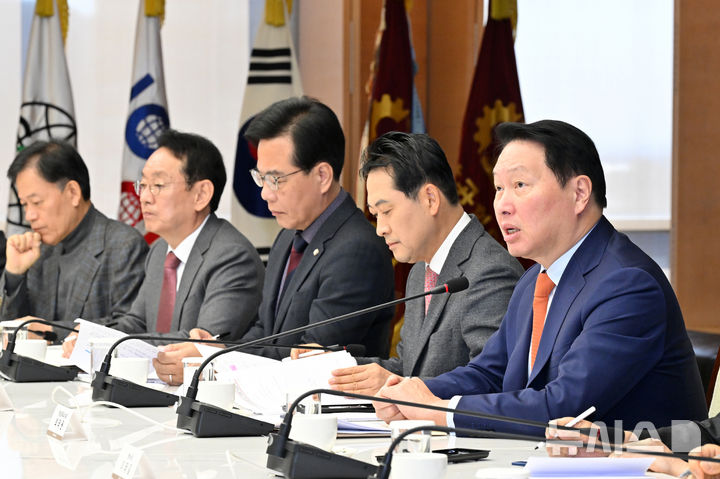 [서울=뉴시스] 홍효식 기자 = 최태원 대한상공회의소 회장이 19일 서울 중구 대한상공회의소에서 열린 국민의힘-대한상공회의소 정책 간담회에서 발언하고 있다. (공동취재) 2025.11.19. photo@newsis.com