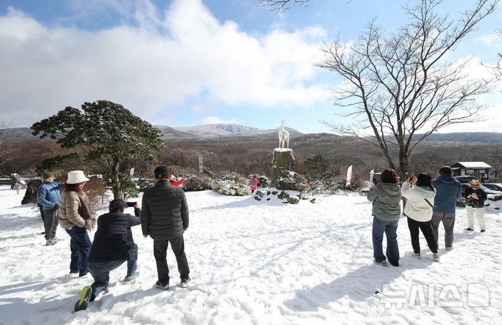 [제주=뉴시스] 우장호 기자 = 추운 날씨를 보인 19일 오전 제주 한라산 1100고지를 찾은 관광객들이 초겨울 정취를 만끽하고 있다. 2025.11.19. woo1223@newsis.com