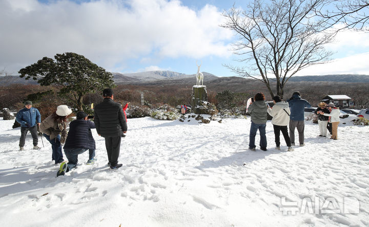[제주=뉴시스] 우장호 기자 = 추운 날씨를 보인 19일 오전 제주 한라산 1100고지를 찾은 관광객들이 초겨울 정취를 만끽하고 있다. 2025.11.19. woo1223@newsis.com