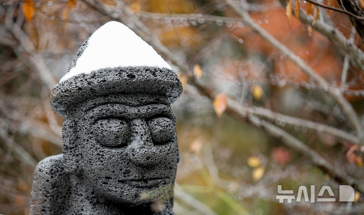 [제주=뉴시스] 우장호 기자 = 추운 날씨를 보인 19일 오전 제주 한라산 산간도로에 서 있는 돌하르방 머리 위로 하얀 눈이 쌓여 있다. 2025.11.19. woo1223@newsis.com