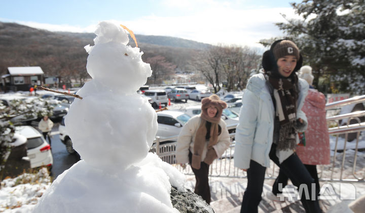 [제주=뉴시스] 우장호 기자 = 추운 날씨를 보인 19일 오전 제주 한라산 1100고지를 찾은 관광객들이 초겨울 정취를 만끽하고 있다. 2025.11.19. woo1223@newsis.com