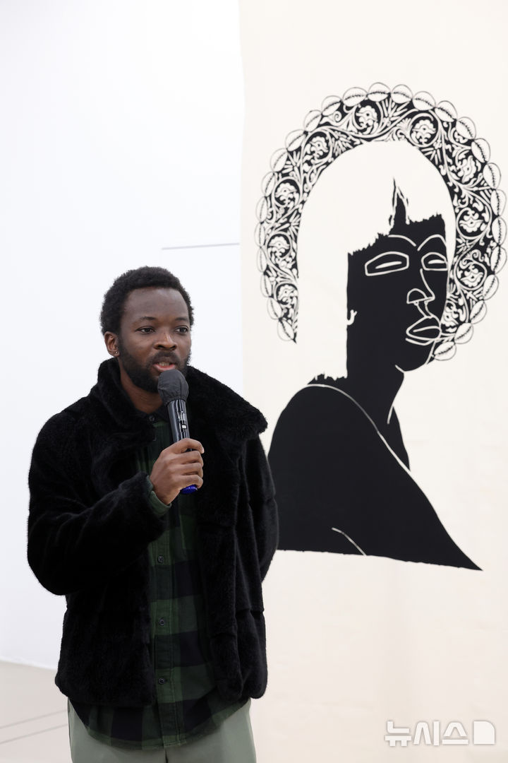 [서울=뉴시스] 박진희 기자 = 한국문화예술위원회 아르코미술관은 19일 서울 종로구 아르코미술관에서 아르코 예술창작실 작가전 '인 시투 In Situ' 기자간담회를 갖고 참여 작가 우고 멘데스의 작품을 선보이고 있다. 2025.11.19. pak7130@newsis.com