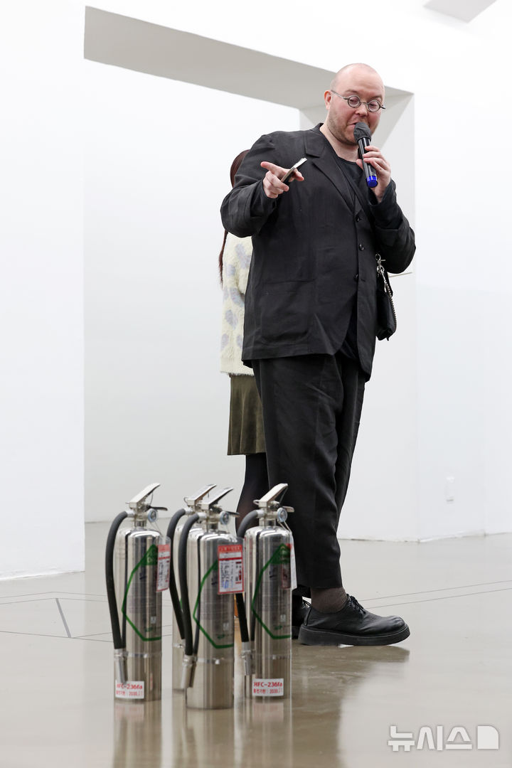 [서울=뉴시스] 박진희 기자 = 한국문화예술위원회 아르코미술관은 19일 서울 종로구 아르코미술관에서 아르코 예술창작실 작가전 '인 시투 In Situ' 기자간담회를 갖고 참여 작가 발터 토른베르크의 작품을 선보이고 있다. 2025.11.19. pak7130@newsis.com